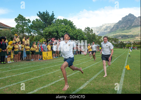 Sportliche Kinder, die Teilnahme an einem Laufwettbewerb in der St.-Georgs Schule, Cape Town, Südafrika Stockfoto