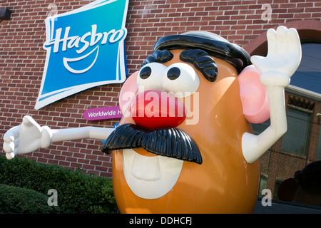 Das Hauptquartier der Spielzeughersteller Hasbro, mit einem riesigen Mr. Potato Head-Figur. Stockfoto