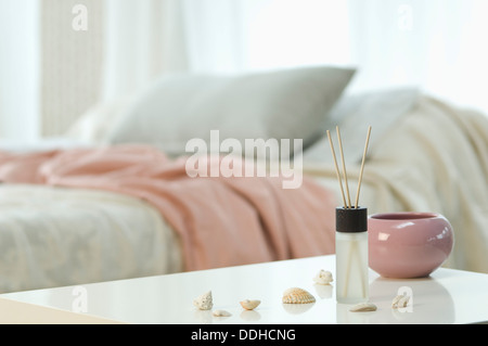 Salzraum und Weihrauch-sticks auf Tisch mit Bett im Hintergrund Stockfoto