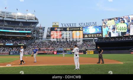 Ichiro Suzuki (Yankees), 21. August 2013 - MLB: Ichiro Suzuki von den New York Yankees lüftet seinen Helm Fans nach der Kollision mit seinen 4000. Karriere traf im ersten Inning als Yankees erster Stützpunkt Trainer sieht auf Mick Kelleher während der Major League Baseball Spiel gegen die Toronto Blue Jays im Yankee Stadium in der Bronx, New York, Vereinigte Staaten von Amerika. (Foto: AFLO) Stockfoto