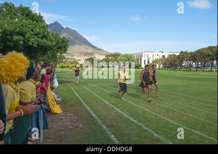 Sportliche Kinder, die Teilnahme an einem Laufwettbewerb in der St.-Georgs Schule, Cape Town, Südafrika Stockfoto
