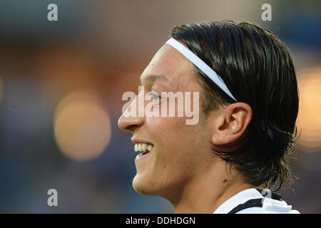 Deutschlands Mesut Oezil Lächeln vor der UEFA EURO 2012-Gruppe B Fußball Spiel Dänemark gegen Deutschland Arena Lemberg in Lviv, Ukraine, 17. Juni 2012. Foto: Marcus Brandt Dpa (siehe Kapitel 7 und 8 der http://dpaq.de/Ziovh für die UEFA Euro 2012 Geschäftsbedingungen &) +++(c) Dpa - Bildfunk +++ Stockfoto