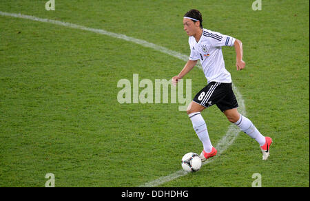 Deutschlands Mesut Oezil in Aktion während der UEFA EURO 2012-Gruppe B Fußball Spiel Dänemark gegen Deutschland Arena Lemberg in Lviv, Ukraine, 17. Juni 2012. Foto: Thomas Eisenhuth Dpa (siehe Kapitel 7 und 8 der http://dpaq.de/Ziovh für die UEFA Euro 2012 Geschäftsbedingungen &) Stockfoto