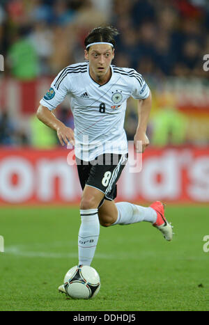 Deutschlands Mesut Oezil steuert den Ball während der UEFA EURO 2012-Gruppe B-Fußballspiel Dänemark Vs Deutschland Arena Lemberg in Lviv, Ukraine, 17. Juni 2012. Foto: Andreas Gebert Dpa (siehe Kapitel 7 und 8 der http://dpaq.de/Ziovh für die UEFA Euro 2012 Geschäftsbedingungen &) Stockfoto