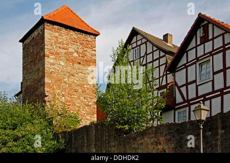 Turm der Stadtmauer, Fachwerk Häuser, Spangenberg, Schwalm-Eder-Kreis, Hessen, Deutschland Stockfoto