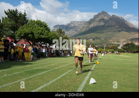 Sportliche Kinder, die Teilnahme an einem Laufwettbewerb in der St.-Georgs Schule, Cape Town, Südafrika Stockfoto