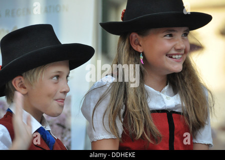 Lokale Folklore-Band-Musiker im traditionellen Kleid, Maria Alm, Österreich Stockfoto