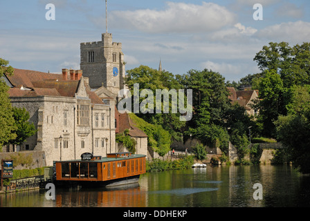 Maidstone, Kent, England, UK. Fluss Medway, Allerheiligen Kirche und "The Barge" schwimmendes restaurant Stockfoto