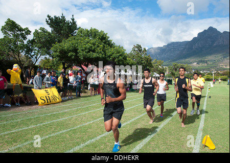 Sportliche Kinder, die Teilnahme an einem Laufwettbewerb in der St.-Georgs Schule, Cape Town, Südafrika Stockfoto