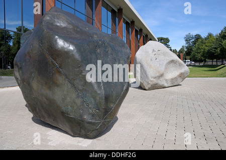 Maidstone, Kent, England, UK. Den zwei Steinen (Antony Gormley; 1979) außerhalb Maidstone Bibliothek. Gormleys erste Auftragsarbeit Stockfoto