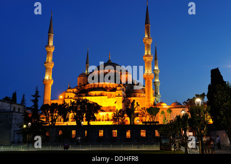 Beleuchtete blaue Moschee, Sultanahmet, Istanbul, Türkei Stockfoto