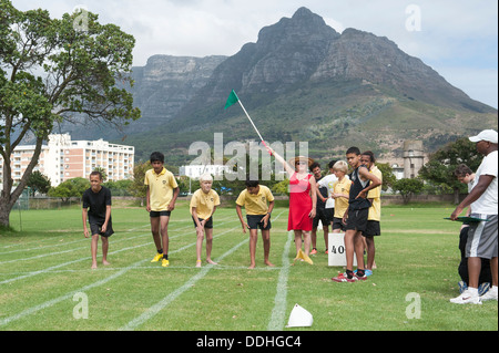 Starten eines laufenden Wettbewerbs an der St. George's School, Cape Town, Südafrika Stockfoto