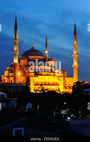 Beleuchtete blaue Moschee, Sultanahmet, Istanbul, Türkei Stockfoto