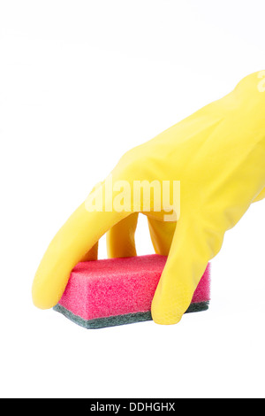 Geben Sie einen gelben Gummihandschuh mit einem Reinigungsschwamm Stockfoto