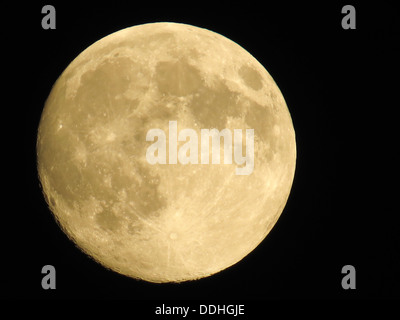 Vollmond auf schwarzem Hintergrund Stockfoto