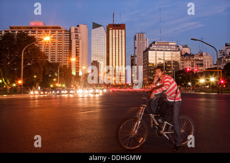 Junger Mann sitzt auf seinem Fahrrad warten an der Kreuzung der Av del Libertador - Crucero Gral Belgrano Stockfoto