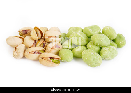 Wasabi beschichtet Pistazien auf weißem Hintergrund Stockfoto