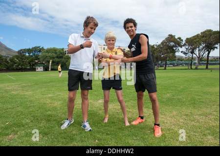 Team-Mitglieder bei einem laufenden Wettbewerb in der St.-Georgs Schule, Cape Town, Südafrika Stockfoto