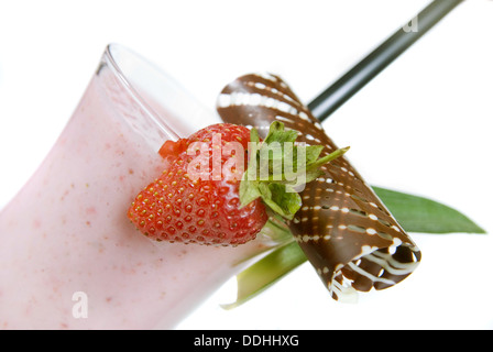 Erdbeer Milchshake isoliert auf weiss Stockfoto