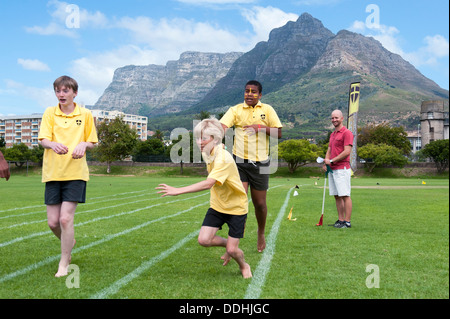 Staffellauf in einem laufenden Wettbewerb in der St.-Georgs Schule, Cape Town, Südafrika Stockfoto