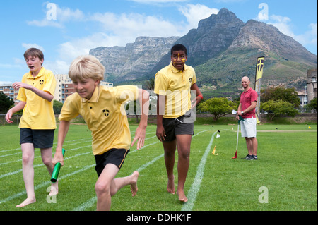 Staffellauf in einem laufenden Wettbewerb in der St.-Georgs Schule, Cape Town, Südafrika Stockfoto