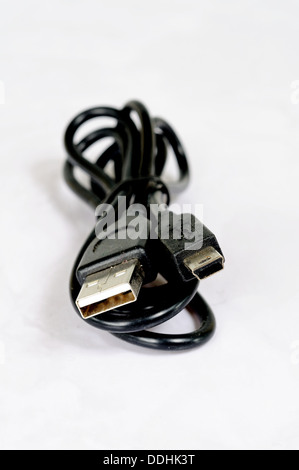 Geben Sie einen USB-Anschluss, Mini-B Stecker und Kabel vor einem weißen Hintergrund. Stockfoto