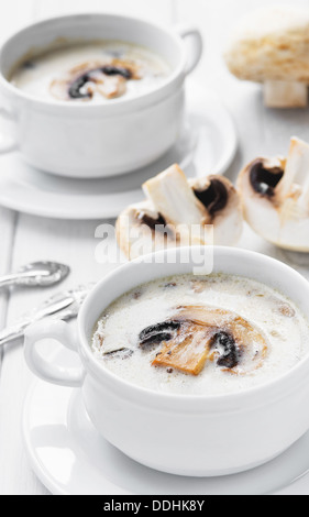 Cremige weiße Pilzsuppe in zwei weißen Schalen serviert Stockfoto