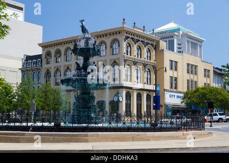 Wasser-Brunnen vor dem Montgomery County Court Platz Stockfoto