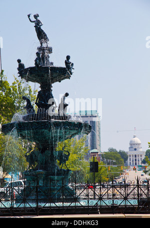 Wasser-Brunnen vor dem Montgomery County Court Platz Stockfoto