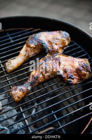 Zwei Hähnchenschenkel auf Holzkohlegrill gegart Stockfoto