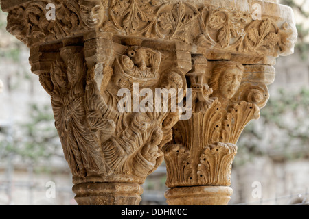 Romanische Kapital in den Kreuzgang, die Kirche St. Trophime Stockfoto