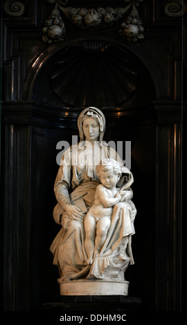 'Madonna mit Kind' von Michelangelo Buonarroti, 1504-1505, hergestellt aus Carrara-Marmor, Altar, Kirche unserer lieben Frau Stockfoto