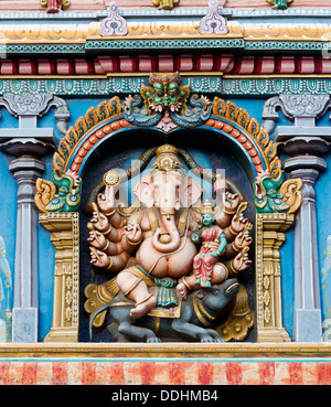 Hindu-Gott Ganesha oder Ganpati, der elefantenköpfige Gott in einer Darstellung mit zehn Armen auf einer Tempelwand Meenakshi Amman Tempel Stockfoto