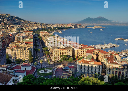 Bucht von Pozzuoli, Vesuv hinten Stockfoto