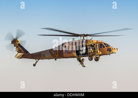 Israelische Luftwaffe (IAF) Hubschrauber Sikorsky UH-60 Blackhawk (Yanshuf) im Flug bei einer Rettungsmission Stockfoto