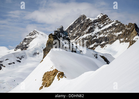 Das Sphinx-Observatorium auf dem Jungfraujoch in der Nähe von Grindelwald Schweiz mit dem Rottalhorn auf L und 4158m Jungfrau auf R Stockfoto