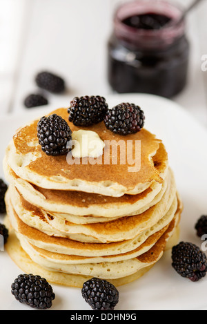 Stapel von altmodischen amerikanische Pfannkuchen mit Brombeeren und Ahornsirup Stockfoto