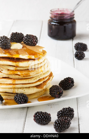 Stapel von altmodischen amerikanische Pfannkuchen mit Brombeeren und Ahornsirup Stockfoto