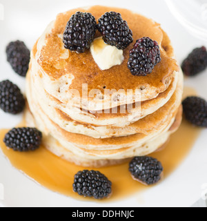 Stapel von altmodischen amerikanische Pfannkuchen mit Brombeeren und Ahornsirup Stockfoto