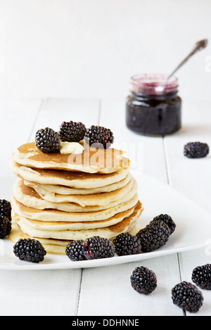 Stapel von altmodischen amerikanische Pfannkuchen mit Brombeeren und Marmelade Stockfoto