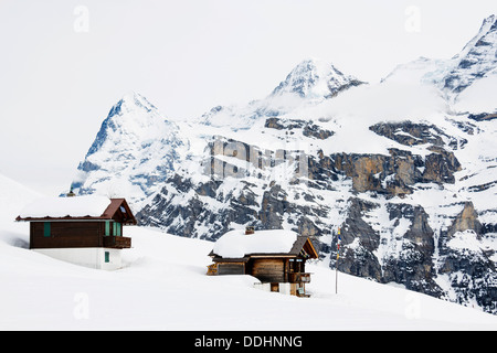 Alten Blockhäuser im Berner Oberland mit Mt Eiger im Winter, Alp Gimmeln Stockfoto