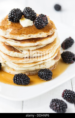 Stapel von altmodischen amerikanische Pfannkuchen mit Brombeeren und Ahornsirup Stockfoto