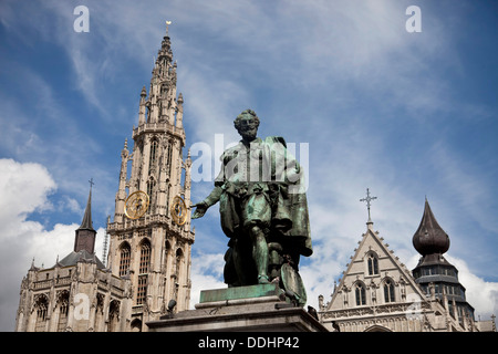 Statue von Rubens am Groenplaats-Platz und der Turm von der Onze-Lieve-Vrouwekathedraal in Antwerpen, Belgien Stockfoto