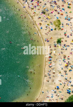 Luftaufnahme, sandigen Strand am Silbersee II See mit Menschen schwimmen und Sonnenbaden Stockfoto