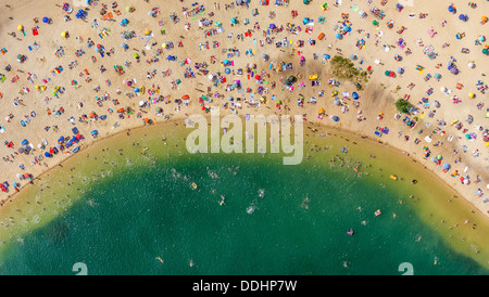 Luftaufnahme, sandigen Strand am Silbersee II See mit Menschen schwimmen und Sonnenbaden Stockfoto