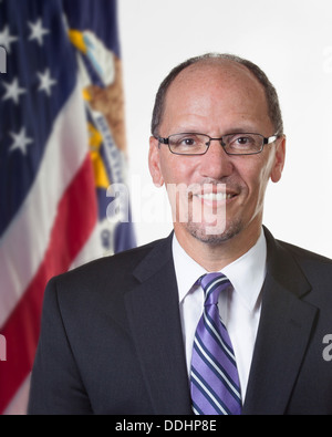 US-Arbeitsminister Thomas Perez in seinem offiziellen Porträt 23. Juli 2013 in Washington, DC. Stockfoto