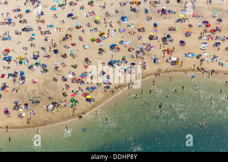 Luftaufnahme, sandigen Strand am Silbersee II See mit Menschen schwimmen und Sonnenbaden Stockfoto