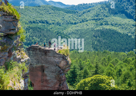 Aussichtsplattform auf Burg Fleckenstein Schloss oder Château du Fleckenstein, in der Nähe von Lembach, Département Bas-Rhin, Elsass, Frankreich Stockfoto