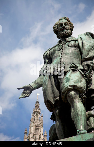 Statue von Rubens am Groenplaats-Platz und der Turm von der Onze-Lieve-Vrouwekathedraal in Antwerpen, Belgien Stockfoto