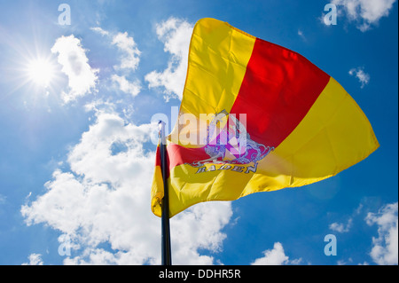 Flatternde Fahne Baden vor blauem Himmel mit Sonne Stockfoto